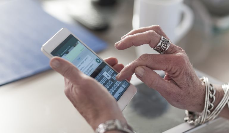 El entrañable tutorial de una nieta a su abuela para que aprenda a usar  WhatsApp | Gente | Cadena SER