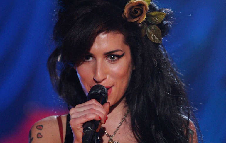 Amy Winehouse actuando en el 50 aniversario de los premios Grammy.