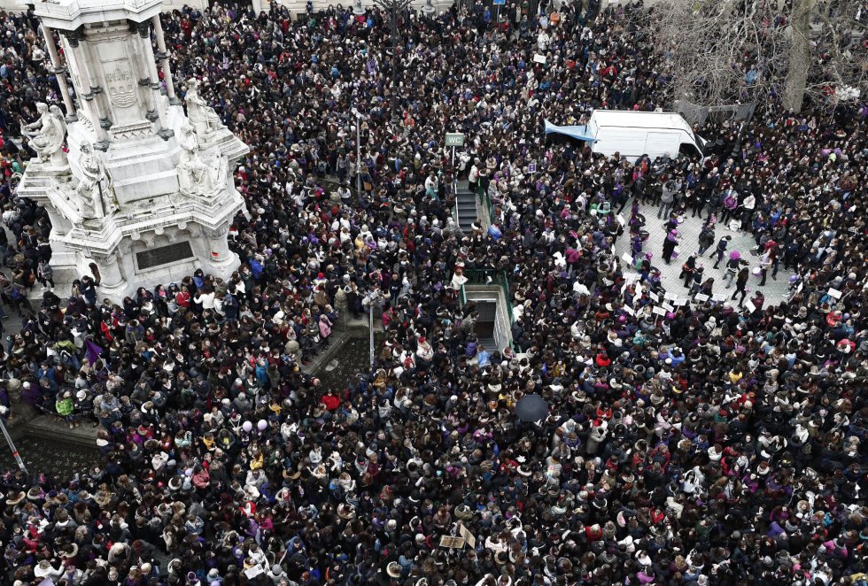 Miles de personas se han concentrado, en el Día Internacional de la Mujer, frente al Monumento a los Fueros de Pamplona en apoyo a la huelga feminista. Miles de personas se han concentrado, en el Día Internacional de la Mujer, frente al Monumento a los Fueros de Pamplona en apoyo a la huelga feminista.