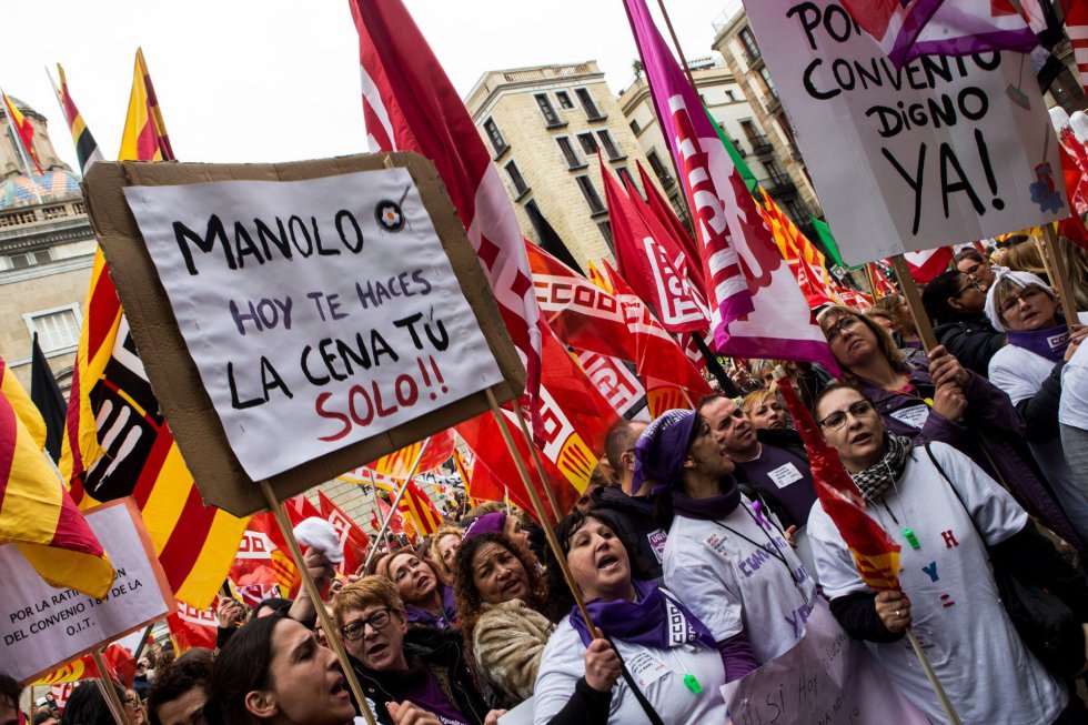 Aspecto de la concentración que se ha llevado a cabo en la Plaza de Sant Jaume de Barcelona durante la primera huelga general feminista, con motivo del Día de la Mujer. Aspecto de la concentración que se ha llevado a cabo en la Plaza de Sant Jaume de Barcelona durante la primera huelga general feminista, con motivo del Día de la Mujer.