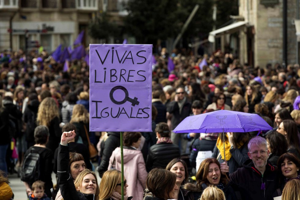 Miles de personas se han manifestado en Vitoria con motivo de la huelga feminista convocada por el Día Internacional de la Mujer. Miles de personas se han manifestado en Vitoria con motivo de la huelga feminista convocada por el Día Internacional de la Mujer.