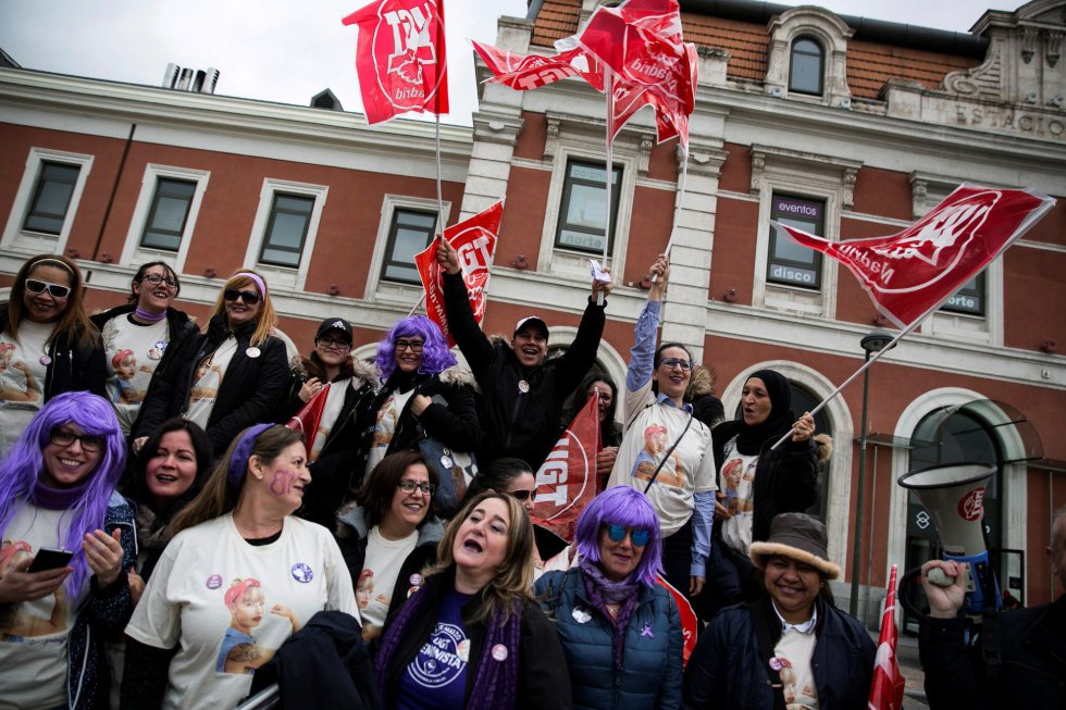 Un grupo de trabajadoras participan en una concentración durante la huelga feminista convocada con motivo del Día de la Mujer en el intercambiador de Principe Pío en Madrid. Un grupo de trabajadoras participan en una concentración durante la huelga feminista convocada con motivo del Día de la Mujer en el intercambiador de Principe Pío en Madrid.