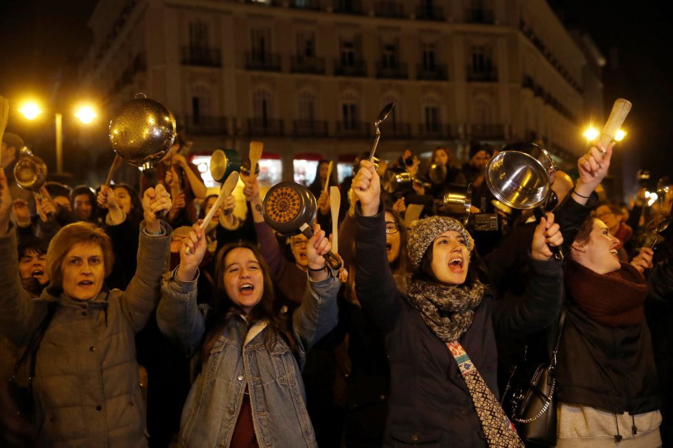 El 8-M tuvo su pistoletazo de salida con una cacerolada en la Puerta del Sol, en Madrid. "Si nosotras paramos, se para el mundo", es la máxima con la que el movimiento feminista. El 8-M tuvo su pistoletazo de salida con una cacerolada en la Puerta del Sol, en Madrid. "Si nosotras paramos, se para el mundo", es la máxima con la que el movimiento feminista.
