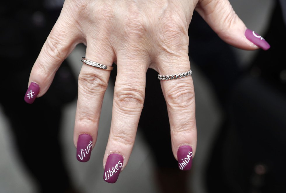 La manicura de una mujer con motivos feministas, durante la concentración convocada por los sindicatos en la Plaza de la Cibeles de Madrid. La manicura de una mujer con motivos feministas, durante la concentración convocada por los sindicatos en la Plaza de la Cibeles de Madrid.