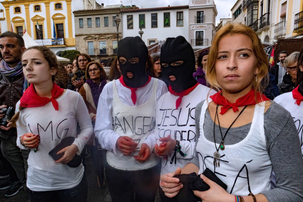 Una importante presencia de mujeres jóvenes, especialmente estudiantes y del colectivo Plena Inclusión Extremadura, se han concentrado desde las doce de la mañana en la Plaza de España de Mérida. Una importante presencia de mujeres jóvenes, especialmente estudiantes y del colectivo Plena Inclusión Extremadura, se han concentrado desde las doce de la mañana en la Plaza de España de Mérida.