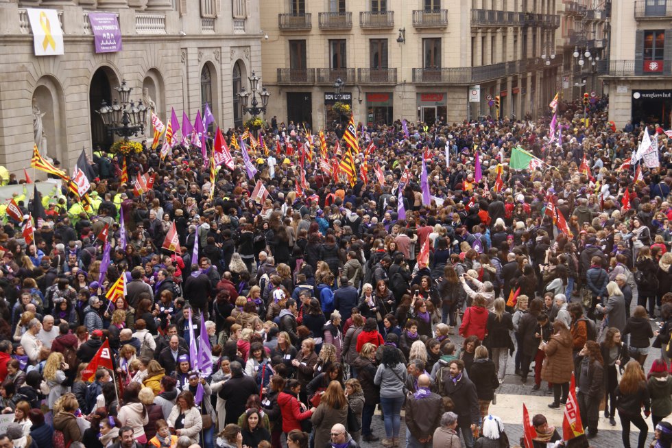 La plaza de Sant Jaume de Barcelona durante la concentración feminista. La plaza de Sant Jaume de Barcelona durante la concentración feminista.