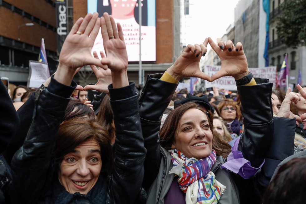 La directora del 'Hoy por hoy', Pepa Bueno, durante la lectura del manifiesto contra el machismo en el periodismo que han firmado miles de informadoras españolas. La directora del 'Hoy por hoy', Pepa Bueno, durante la lectura del manifiesto contra el machismo en el periodismo que han firmado miles de informadoras españolas.