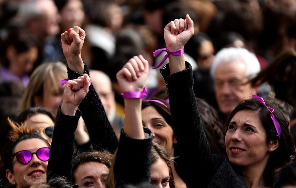 Participantes en la concentración convocada por movimientos feministas en el bulevar de San Sebastián con motivo del Día Internacional de la Mujer. Participantes en la concentración convocada por movimientos feministas en el bulevar de San Sebastián con motivo del Día Internacional de la Mujer.