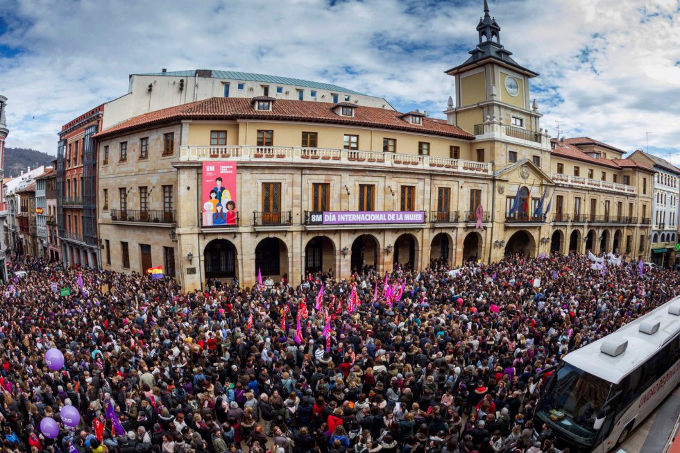 Miles de personas han secundado las concentraciones convocadas con motivo de la conmemoración del Día de la Mujer en la plaza del Ayuntamiento de Oviedo. Miles de personas han secundado las concentraciones convocadas con motivo de la conmemoración del Día de la Mujer en la plaza del Ayuntamiento de Oviedo.