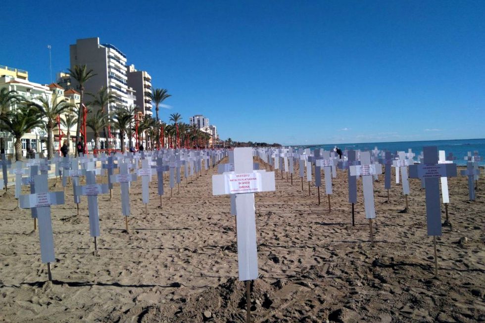 La playa del Fortí de Vinaròs recuerda con 731 cruces los crímenes machistas. La playa del Fortí de Vinaròs recuerda con 731 cruces los crímenes machistas.