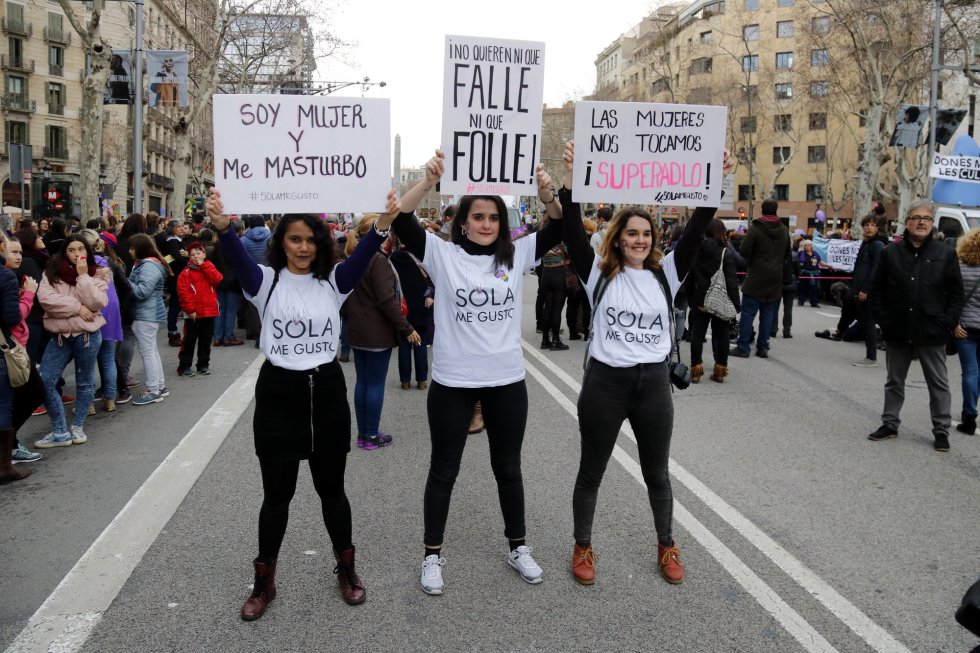 Tres mujeres con pancartas reivindicativas durante la manifestación feminista de Barcelona. Tres mujeres con pancartas reivindicativas durante la manifestación feminista de Barcelona.