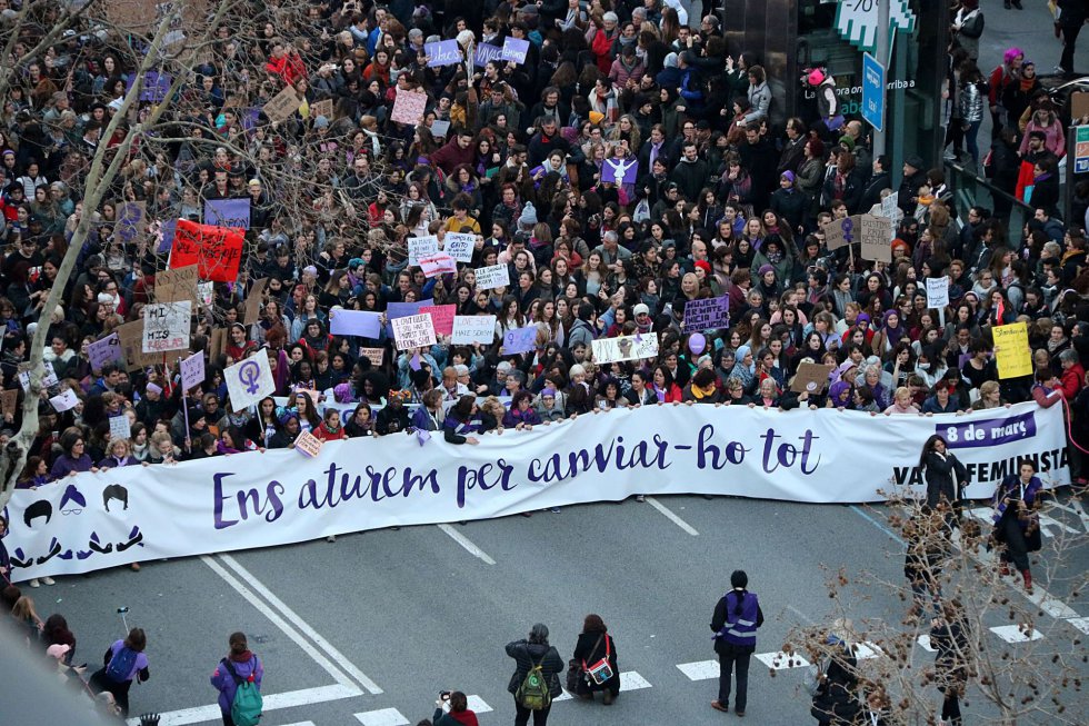 Plano general aéreo de la cabecera de la manifestación en Barcelona por la huelga feminista del 8 de marzo. Plano general aéreo de la cabecera de la manifestación en Barcelona por la huelga feminista del 8 de marzo.