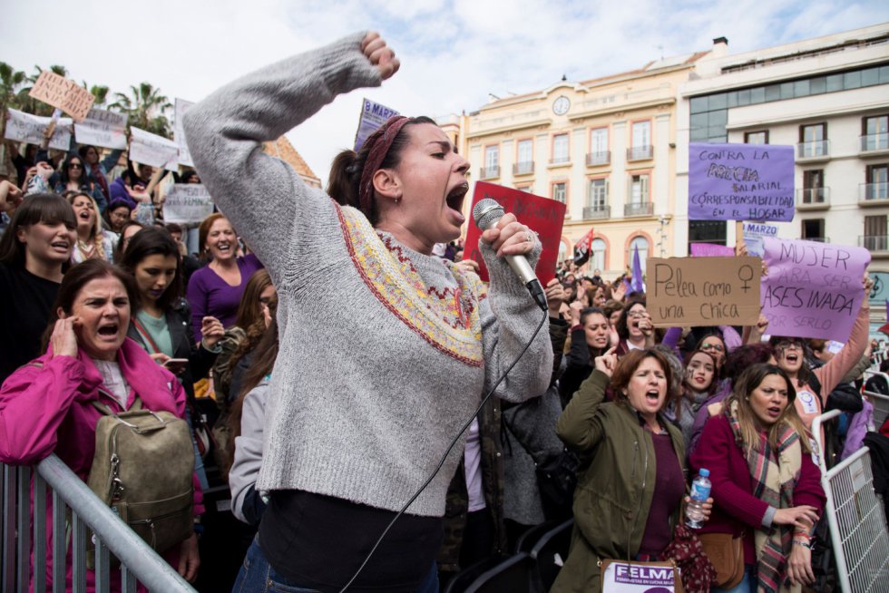 Unas 300 personas concentradas en Málaga con motivo de la huelga feminista han sido desalojadas por la Policía Local de la tribuna principal de la Semana Santa. Unas 300 personas concentradas en Málaga con motivo de la huelga feminista han sido desalojadas por la Policía Local de la tribuna principal de la Semana Santa.