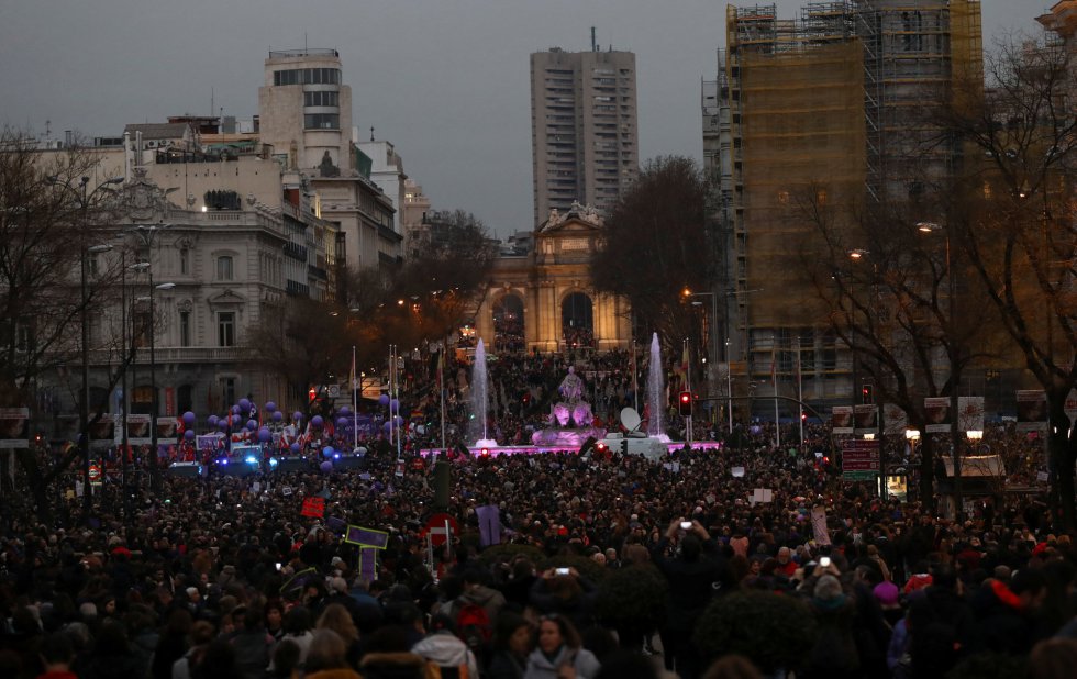 Vista de la plaza de Cibeles desde Gran Vía al paso de la multitudinaria manifestación Vista de la plaza de Cibeles desde Gran Vía al paso de la multitudinaria manifestación
