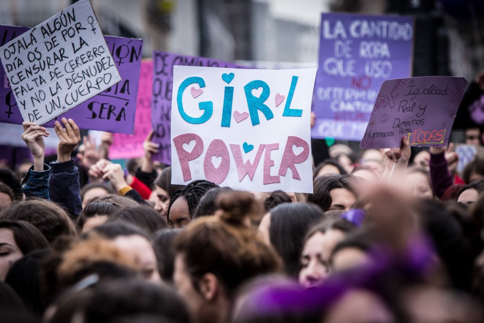 Carteles que reivindican el poder de las mujeres Carteles que reivindican el poder de las mujeres