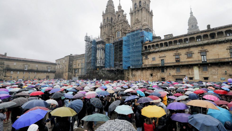 Miles de mujeres bajo la lluvia en la plaza del Obradoiro, en la jornada reivindicativa con motivo del Día Internacional de la Mujer en Santiago de Compostela. Miles de mujeres bajo la lluvia en la plaza del Obradoiro, en la jornada reivindicativa con motivo del Día Internacional de la Mujer en Santiago de Compostela.