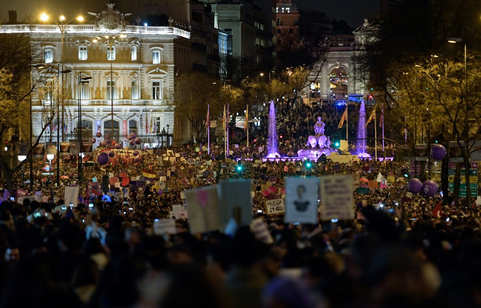 La Plaza de Cibeles abarrotada durante la marcha del 8 de marzo en Madrid. La Plaza de Cibeles abarrotada durante la marcha del 8 de marzo en Madrid.