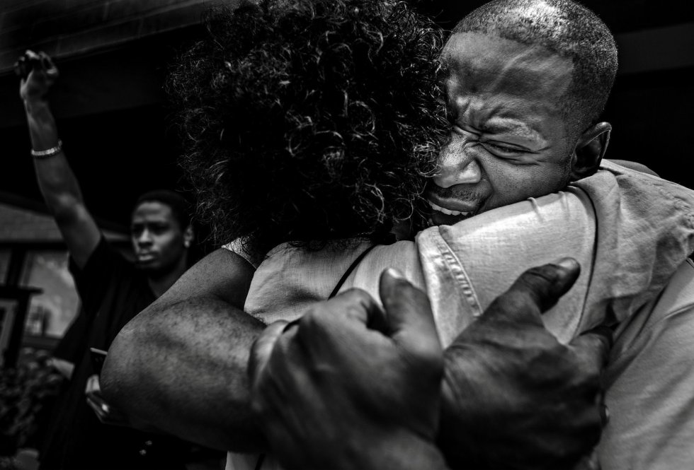 Foto ganadora en la categoría 'General News Singles', hecha por Richard Tsong-Taatarii. Anthony Village abraza a John Thompson en Minnesota, EEUU, después de su discurso en en una manifestación para recordar a Philando Castile, asesinado por el oficial de policía Jerónimo Yáñez que fue absuelto de todos los cargos. Foto ganadora en la categoría 'General News Singles', hecha por Richard Tsong-Taatarii. Anthony Village abraza a John Thompson en Minnesota, EEUU, después de su discurso en en una manifestación para recordar a Philando Castile, asesinado por el oficial de policía Jerónimo Yáñez que fue absuelto de todos los cargos.
