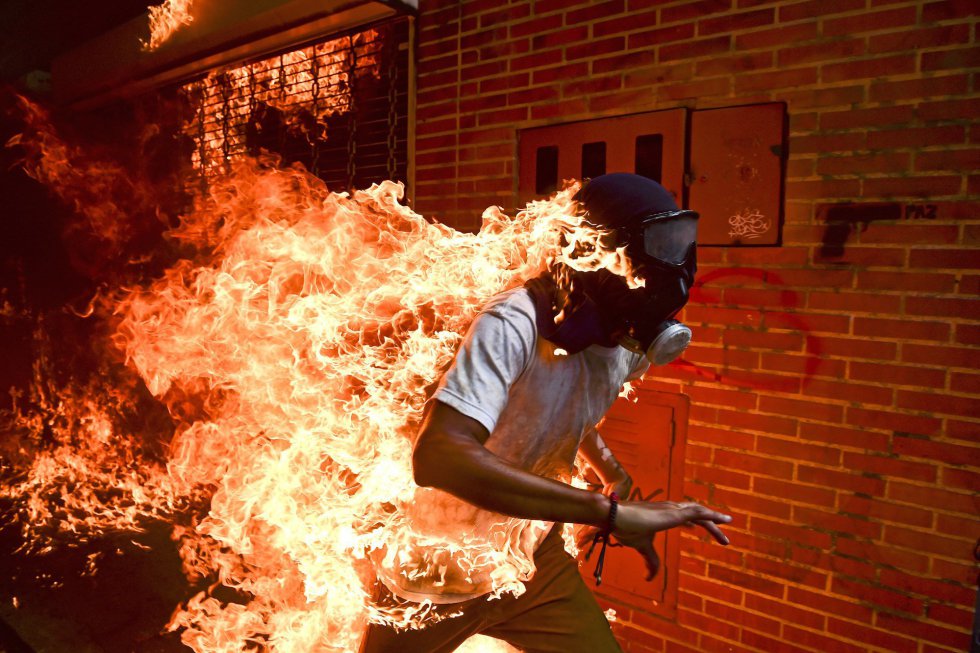 Imagen ganadora del World Press Photo hecha por el fotoperiodista venezolano Ronaldo Schemidt que muestra a José Víctor Salazar, un manifestante antigubernamental, corriendo en llamas tras quemarse accidentalmente en Caracas el pasado 3 de mayo de 2017. Imagen ganadora del World Press Photo hecha por el fotoperiodista venezolano Ronaldo Schemidt que muestra a José Víctor Salazar, un manifestante antigubernamental, corriendo en llamas tras quemarse accidentalmente en Caracas el pasado 3 de mayo de 2017.