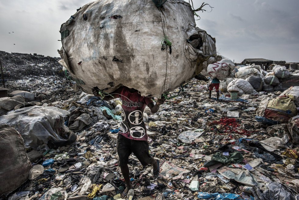 Imagen captada por el fotógrafo Kadir van Lohuizen, ganador del primer premio de la categoría 'Environment - Stories'. La foto muestra a un hombre mientras carga un enorme lomo de botellas recogidas para su reciclaje en el vertedero de Olusosun en Lagos, Nigeria, el 21 de enero de 2017. Imagen captada por el fotógrafo Kadir van Lohuizen, ganador del primer premio de la categoría 'Environment - Stories'. La foto muestra a un hombre mientras carga un enorme lomo de botellas recogidas para su reciclaje en el vertedero de Olusosun en Lagos, Nigeria, el 21 de enero de 2017.