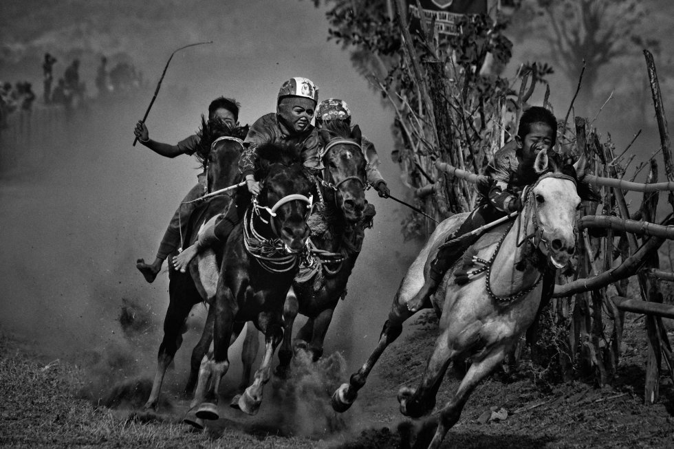 Foto del fotógrafo Alain Schroeder, ganador del primer premio de la categoría 'Sports - Stories'. Muestra a jóvenes jinetes que compiten en una carrera de caballos de Maen Jaran, en la isla de Sumbawa, Indonesia, el 17 de septiembre de 2017. Foto del fotógrafo Alain Schroeder, ganador del primer premio de la categoría 'Sports - Stories'. Muestra a jóvenes jinetes que compiten en una carrera de caballos de Maen Jaran, en la isla de Sumbawa, Indonesia, el 17 de septiembre de 2017.