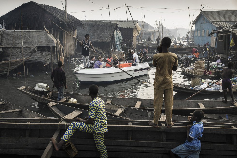 Imagen captada por el fotógrafo Jesco Denzel, ganador del primer premio de la categoría 'Contemporary Issues - Singles'. La foto muestra un bote con turistas de Lagos Marina, dirigido a través de los canales de la comunidad de Makoko, un antiguo pueblo de pescadores que se ha convertido en un enorme asentamiento informal a orillas de Lagos Lagoon, Lagos, Nigeria, el 24 de febrero de 2017. Imagen captada por el fotógrafo Jesco Denzel, ganador del primer premio de la categoría 'Contemporary Issues - Singles'. La foto muestra un bote con turistas de Lagos Marina, dirigido a través de los canales de la comunidad de Makoko, un antiguo pueblo de pescadores que se ha convertido en un enorme asentamiento informal a orillas de Lagos Lagoon, Lagos, Nigeria, el 24 de febrero de 2017.