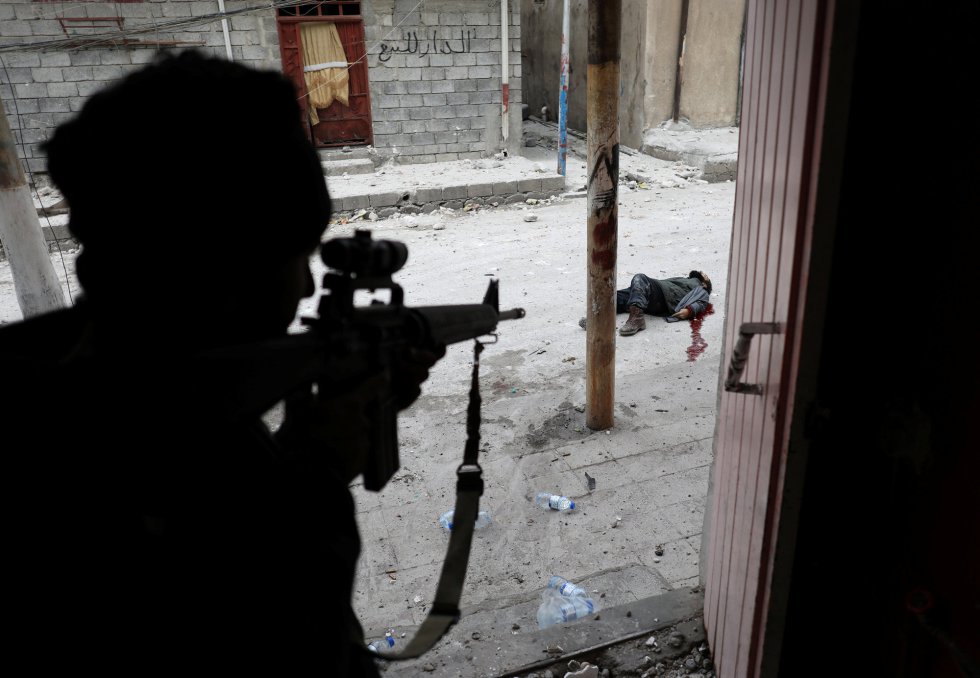 El tercer premio en la categoría de 'Spot News Singles' es para Goran Tomasevic, que captó a un soldado de las fuerzas especiales iraquíes justo después de haber matado de un disparo a un sospecho de ser un suicida. Foto tomada en Mosul el 3 de marzo de 2017. El tercer premio en la categoría de 'Spot News Singles' es para Goran Tomasevic, que captó a un soldado de las fuerzas especiales iraquíes justo después de haber matado de un disparo a un sospecho de ser un suicida. Foto tomada en Mosul el 3 de marzo de 2017.