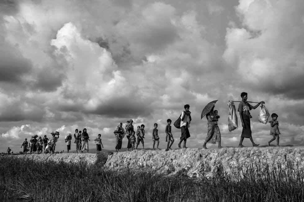 Segundo premio en la categoría de 'General News Stories' hecha por Kevin Frayer. Refigiados rohingyas transportan sus pertenencias huyendo de Myanmar y de camino hacia Bangladesh el 2 de octubre de 2017. Segundo premio en la categoría de 'General News Stories' hecha por Kevin Frayer. Refigiados rohingyas transportan sus pertenencias huyendo de Myanmar y de camino hacia Bangladesh el 2 de octubre de 2017.
