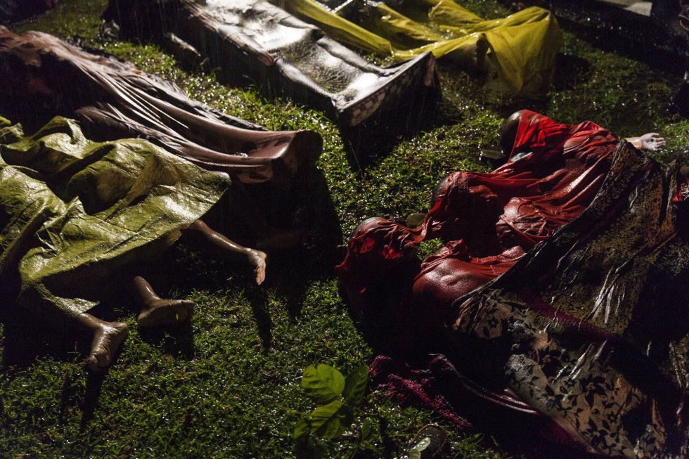 Imagen captada por el fotógrafo Patrick Brown, ganador del primer premio de la categoría 'General News', que muestra los cuerpos de los refugiados Rohingya después de que el bote en el que intentaban huir de Myanmar se hundiera a unos ocho kilómetros de Inani Beach, cerca de Cox's Bazar, Bangladesh, el 28 de septiembre de 2017. Imagen captada por el fotógrafo Patrick Brown, ganador del primer premio de la categoría 'General News', que muestra los cuerpos de los refugiados Rohingya después de que el bote en el que intentaban huir de Myanmar se hundiera a unos ocho kilómetros de Inani Beach, cerca de Cox's Bazar, Bangladesh, el 28 de septiembre de 2017.