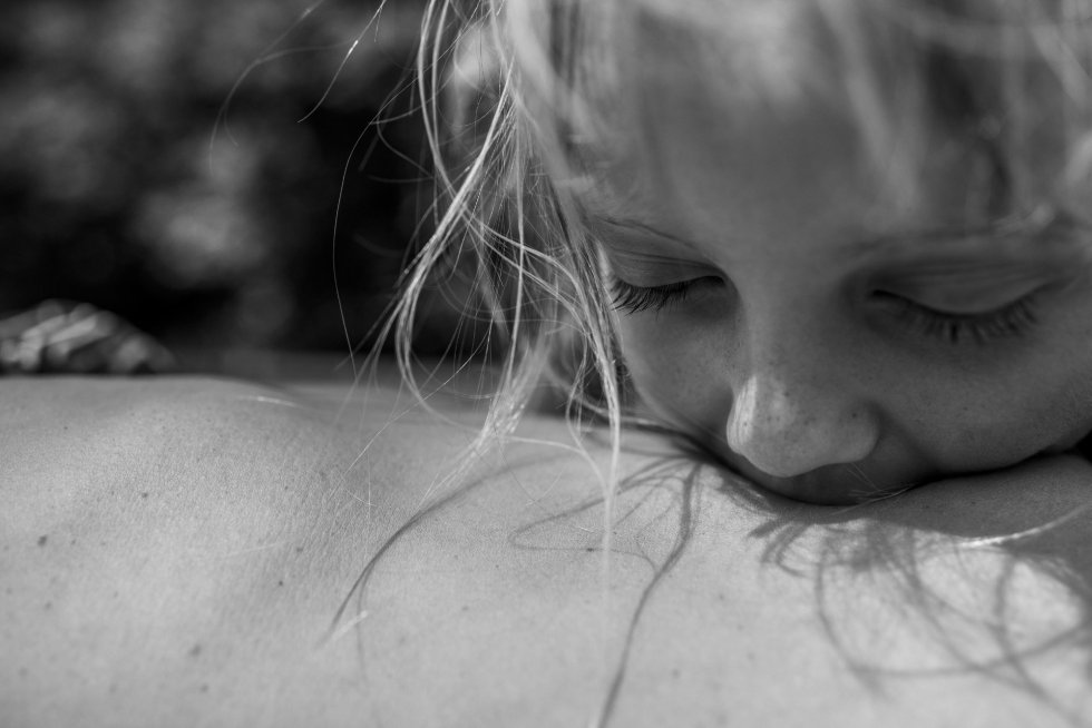 Fotografía captada por la fotógrafa Carla Kogelman, ganadora del primer premio de la categoría 'Long-Term Projects'. Muestra el ombligo de Hannah y Sonja en el pueblo de Merkenbrechts, Austria, el 8 de agosto de 2013. Hannah y Alena son dos hermanas que viven en Merkenbrechts, un pueblo bioenergético de unos 170 habitantes en Waldviertel, una zona rural aislada de Austria, cerca de la frontera checa. Las niñas tienen dos hermanos mayores, pero pasan la mayor parte de su tiempo juntas en una vida despreocupada, nadando, jugando al aire libre y absortos en los juegos de la casa. Una aldea de bioenergía es la que produce la mayor parte de sus propias necesidades de energía a partir de la biomasa local y otras fuentes renovables. Fotografía captada por la fotógrafa Carla Kogelman, ganadora del primer premio de la categoría 'Long-Term Projects'. Muestra el ombligo de Hannah y Sonja en el pueblo de Merkenbrechts, Austria, el 8 de agosto de 2013. Hannah y Alena son dos hermanas que viven en Merkenbrechts, un pueblo bioenergético de unos 170 habitantes en Waldviertel, una zona rural aislada de Austria, cerca de la frontera checa. Las niñas tienen dos hermanos mayores, pero pasan la mayor parte de su tiempo juntas en una vida despreocupada, nadando, jugando al aire libre y absortos en los juegos de la casa. Una aldea de bioenergía es la que produce la mayor parte de sus propias necesidades de energía a partir de la biomasa local y otras fuentes renovables.