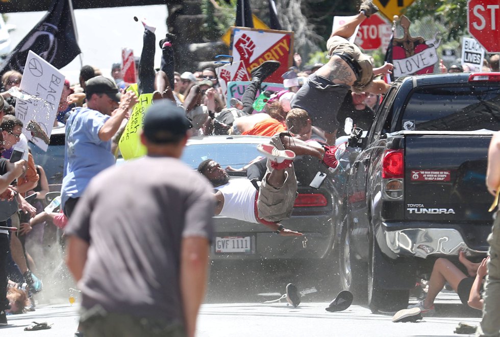 Segundo premio en la categoría 'Spot News Singles', de Ryan M. Kelly. Recoge el atropello de varias personas durante una manifestación en Charlottesville (Virginia), el 12 de agosto de 2017. Segundo premio en la categoría 'Spot News Singles', de Ryan M. Kelly. Recoge el atropello de varias personas durante una manifestación en Charlottesville (Virginia), el 12 de agosto de 2017.