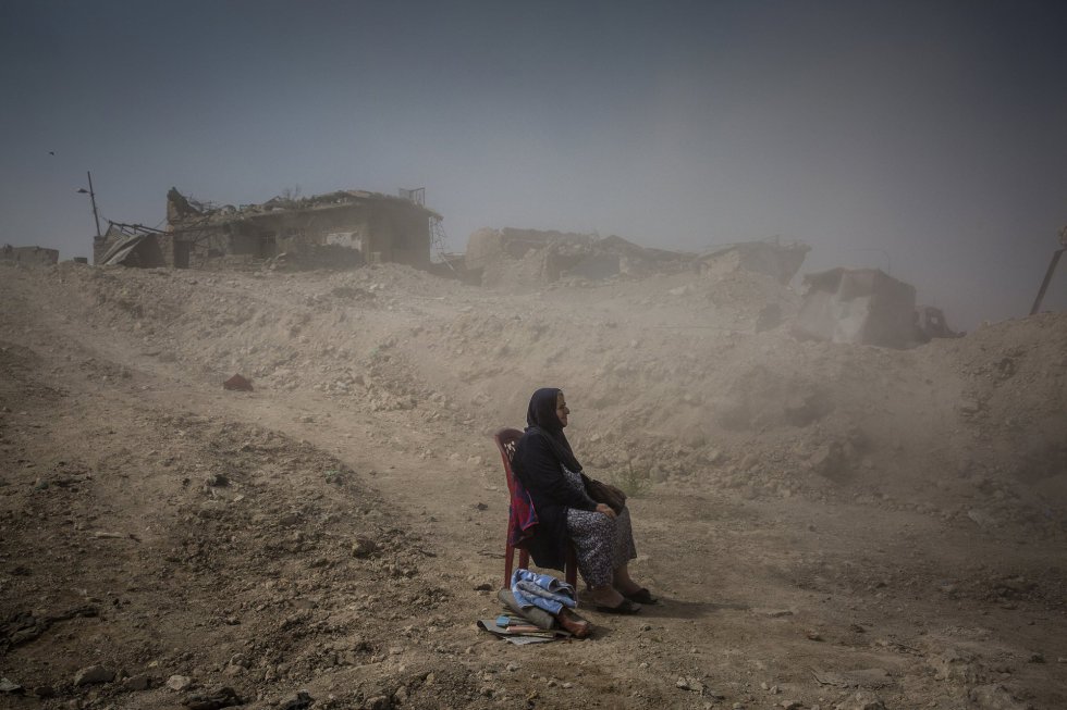 Fotografía captada por el fotógrafo Ivor Prickett, ganador del primer premio de la categoría 'General News - Stories'. Muestra a Nadhira Aziz mientras observa a los trabajadores de la Defensa Civil iraquí sacando los cuerpos de su hermana y sobrina de su casa en la Ciudad Vieja, donde fueron asesinadas por un ataque aéreo en Mosul, Irak, el 16 de septiembre de 2017. Al final de la batalla por la segunda ciudad más grande de Irak, más de 9,000 civiles fueron asesinados. Fotografía captada por el fotógrafo Ivor Prickett, ganador del primer premio de la categoría 'General News - Stories'. Muestra a Nadhira Aziz mientras observa a los trabajadores de la Defensa Civil iraquí sacando los cuerpos de su hermana y sobrina de su casa en la Ciudad Vieja, donde fueron asesinadas por un ataque aéreo en Mosul, Irak, el 16 de septiembre de 2017. Al final de la batalla por la segunda ciudad más grande de Irak, más de 9,000 civiles fueron asesinados.