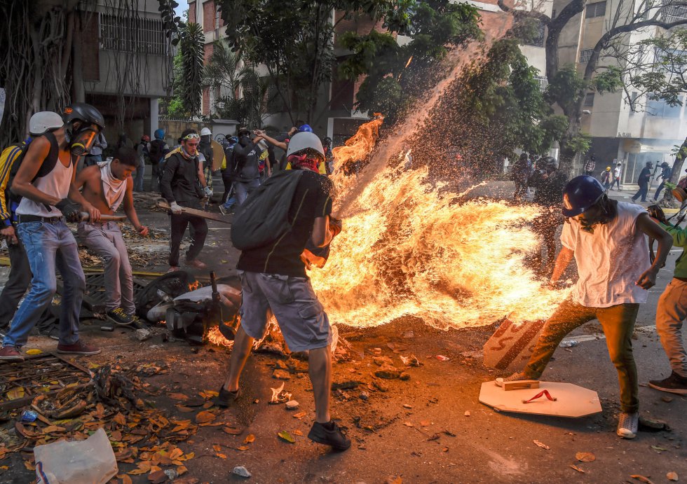 Tercer premio en 'Spot News Stories', de Juan Barreto. Otra imagen de Victor Salazar en llamas después de la explosión de una moto durante una protesta en Caracas, Venezuela, el 3 de mayo de 2017. Tercer premio en 'Spot News Stories', de Juan Barreto. Otra imagen de Victor Salazar en llamas después de la explosión de una moto durante una protesta en Caracas, Venezuela, el 3 de mayo de 2017.