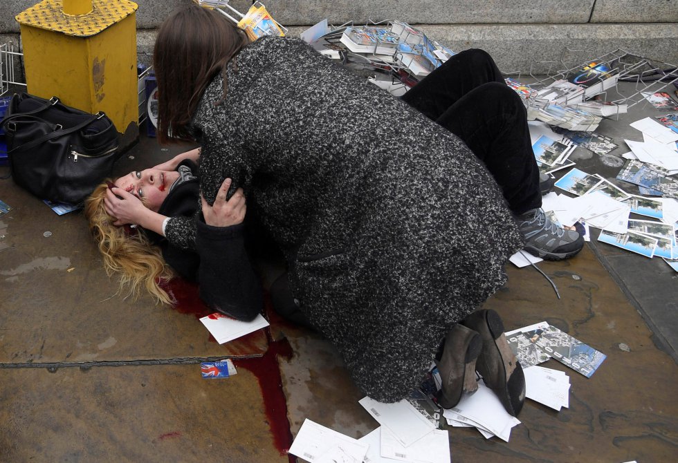 Segundo premio en la categoria 'Spot News Stories', de Toby Melville. Muestra a una turista herida en el atentado en el puente de Westminster en Londres, el 22 de marzo de 2017. Segundo premio en la categoria 'Spot News Stories', de Toby Melville. Muestra a una turista herida en el atentado en el puente de Westminster en Londres, el 22 de marzo de 2017.