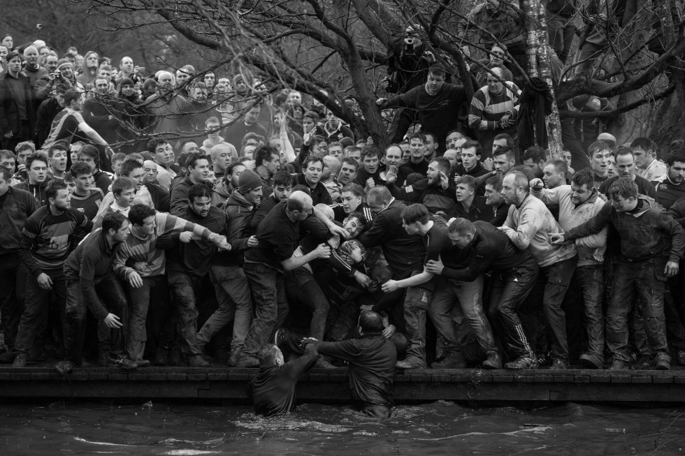 Imagen captada por el fotógrafo Oliver Scarff, ganador del primer premio de la categoría 'Sports - Singles'. La foto muestra a los miembros de equipos contrarios, los Up'ards y Down'ards, luchando por el balón durante el histórico y anual partido de fútbol Royal Shrovetide en Ashbourne, Derbyshire (Reino Unido), el 28 de febrero de 2017. Imagen captada por el fotógrafo Oliver Scarff, ganador del primer premio de la categoría 'Sports - Singles'. La foto muestra a los miembros de equipos contrarios, los Up'ards y Down'ards, luchando por el balón durante el histórico y anual partido de fútbol Royal Shrovetide en Ashbourne, Derbyshire (Reino Unido), el 28 de febrero de 2017.