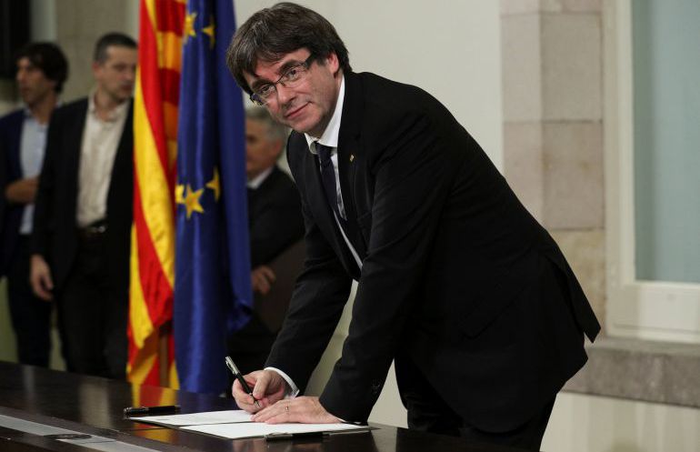 Carles Puigdemont firma la DUI en octubre en el Parlament