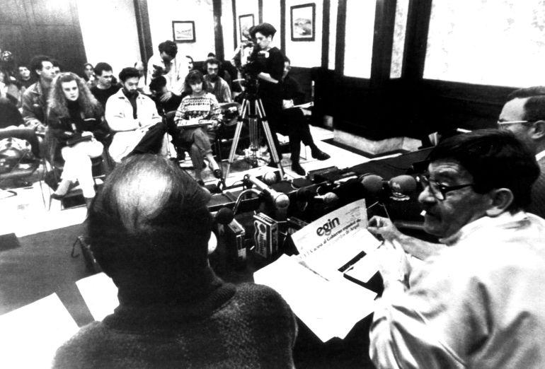 Jon Idígoras (d),acompañado de otros miembros de Herri Batasuna (HB), en una rueda de prensa en 1989 para acusar al Gobierno de haber incumplido sus acuerdos con ETA, al haber emitido una nota sobre las conversaciones de Argel que difiere del texto "pactado" entre ambas partes.