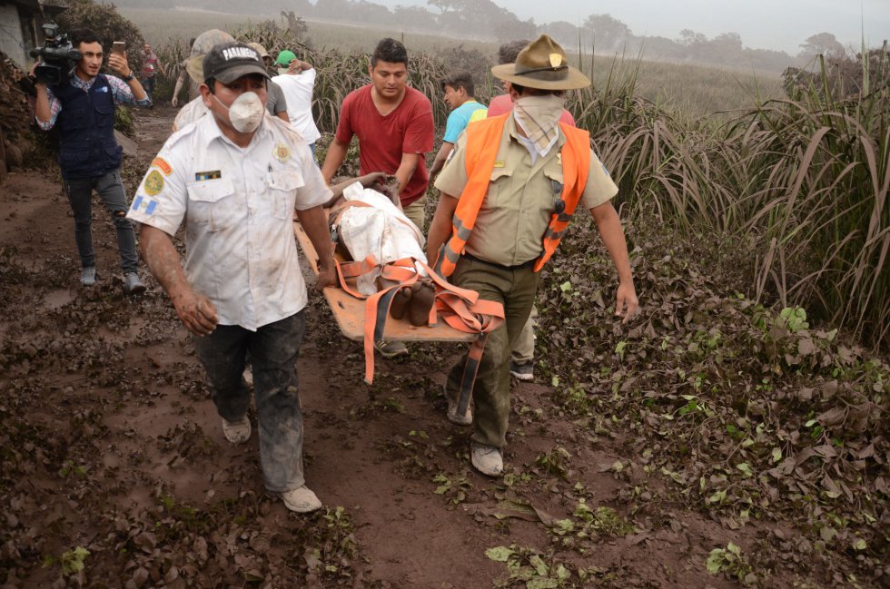 Voluntarios y miembros de rescate de Guatemala trasladan a los heridos en El Rodeo. Voluntarios y miembros de rescate de Guatemala trasladan a los heridos en El Rodeo.