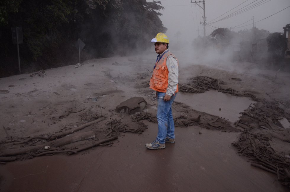 Un trabajador de la Coordinadora Nacional para la Reducción de Desastres (Conred) de Guatemala observa los daños en El Rodeo. Un trabajador de la Coordinadora Nacional para la Reducción de Desastres (Conred) de Guatemala observa los daños en El Rodeo.
