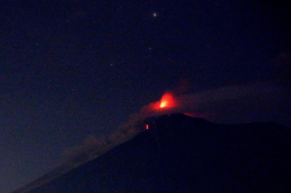 Vista del Volcán de Fuego durante la que sería la segunda erupción del 2018 y la más fuerte de los últimos años. Vista del Volcán de Fuego durante la que sería la segunda erupción del 2018 y la más fuerte de los últimos años.