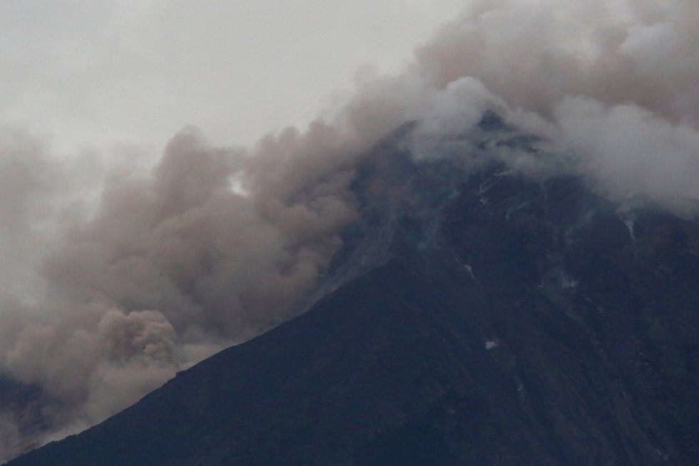 El volcán de Fuego, tras la violenta erupción. El volcán de Fuego, tras la violenta erupción.