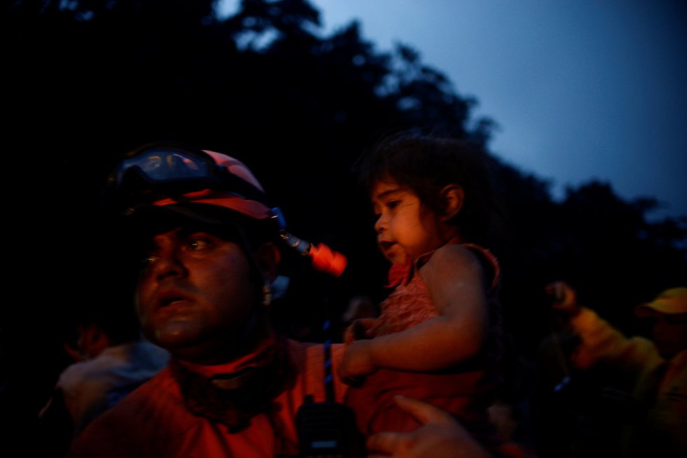 Un bombero rescata a una niña tras la erupción Un bombero rescata a una niña tras la erupción