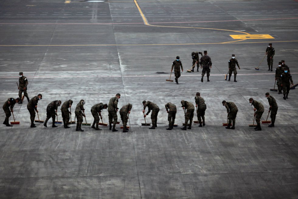 Un grupo de soldados barren la ceniza de una de las pistas del Aeropuerto Internación de La Aurora, en Guatemala Un grupo de soldados barren la ceniza de una de las pistas del Aeropuerto Internación de La Aurora, en Guatemala