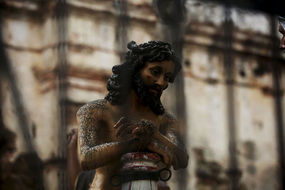 Una imagen religiosa cubierta de ceniza del volcán de Fuego en Antigua Guatemala Una imagen religiosa cubierta de ceniza del volcán de Fuego en Antigua Guatemala