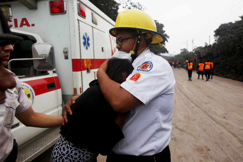 Un bombero consuela a Eufemia García, quien perdió a toda su familia después de la erupción del volcán de Fuego Un bombero consuela a Eufemia García, quien perdió a toda su familia después de la erupción del volcán de Fuego