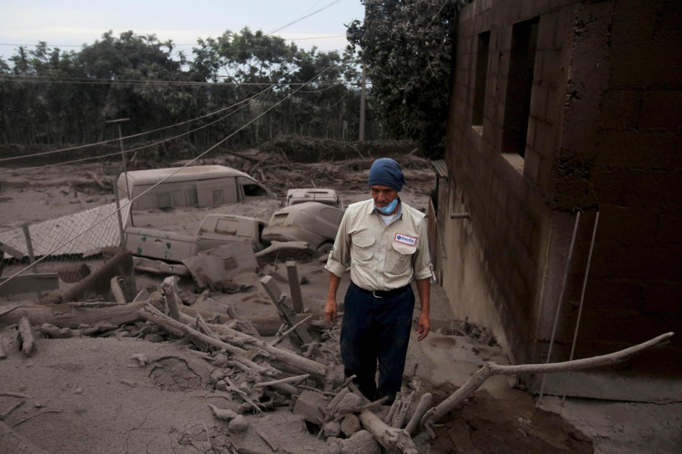 Un bombero municipal recorre el área del desastre Un bombero municipal recorre el área del desastre