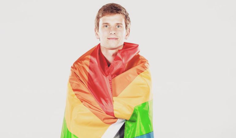 Collin Martin, envuelto en la bandera arcoiris 