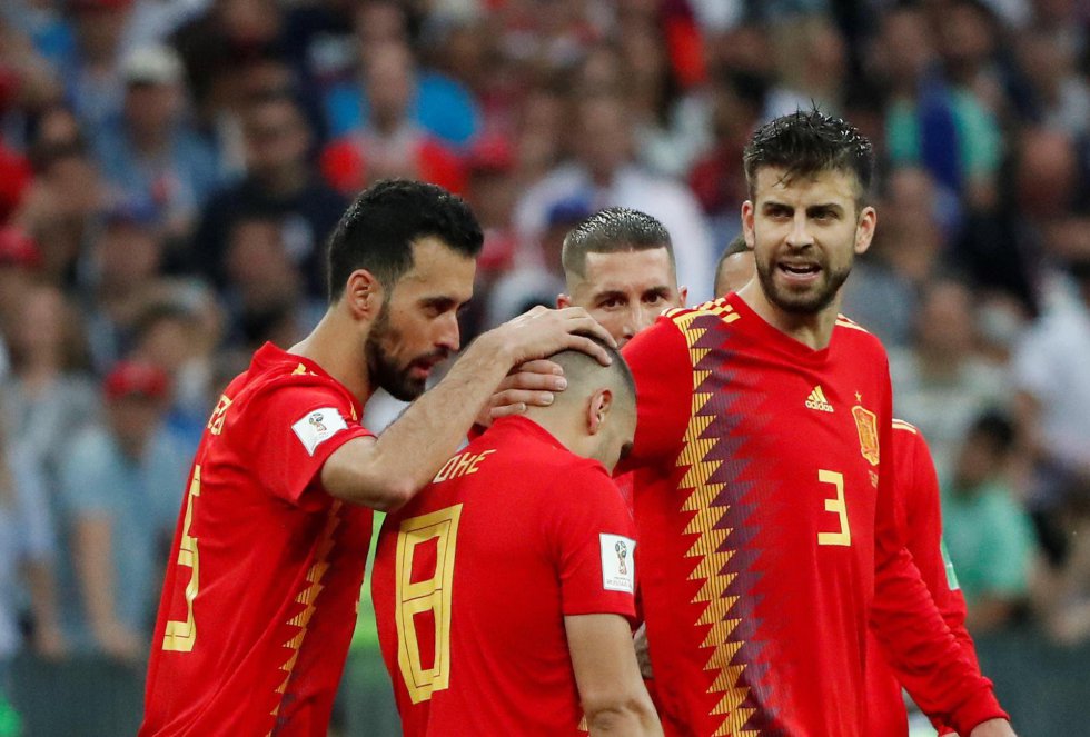 Busquets, Piqué y Ramos consuelan a Koke, que falló un penalti en la tanda Busquets, Piqué y Ramos consuelan a Koke, que falló un penalti en la tanda
