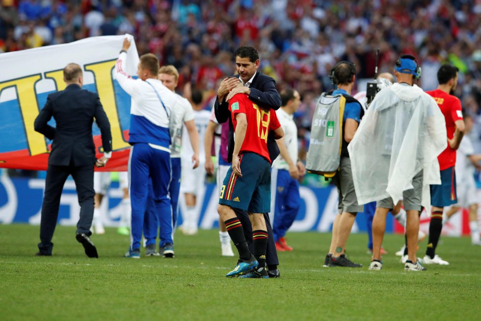Hierro consuela a Jordi Alba Hierro consuela a Jordi Alba