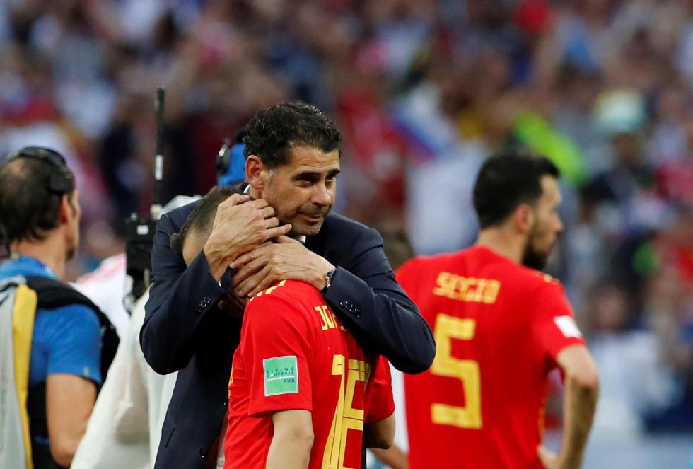 Hierro consuela a Jordi Alba Hierro consuela a Jordi Alba